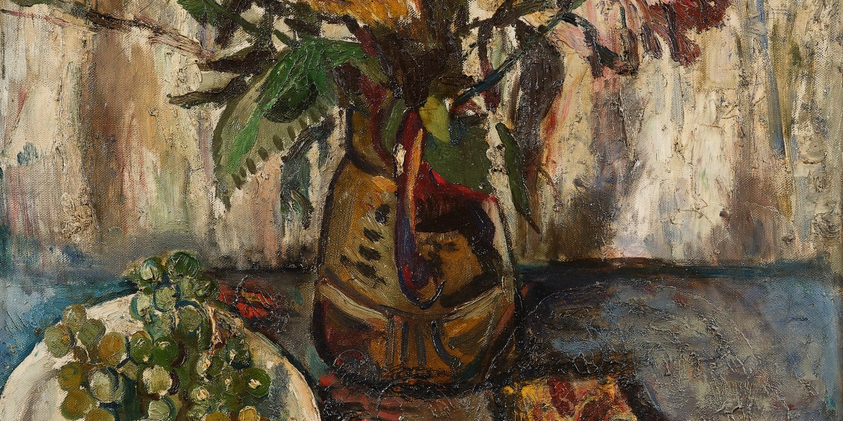 Composition au bouquet de fleurs et aux raisins